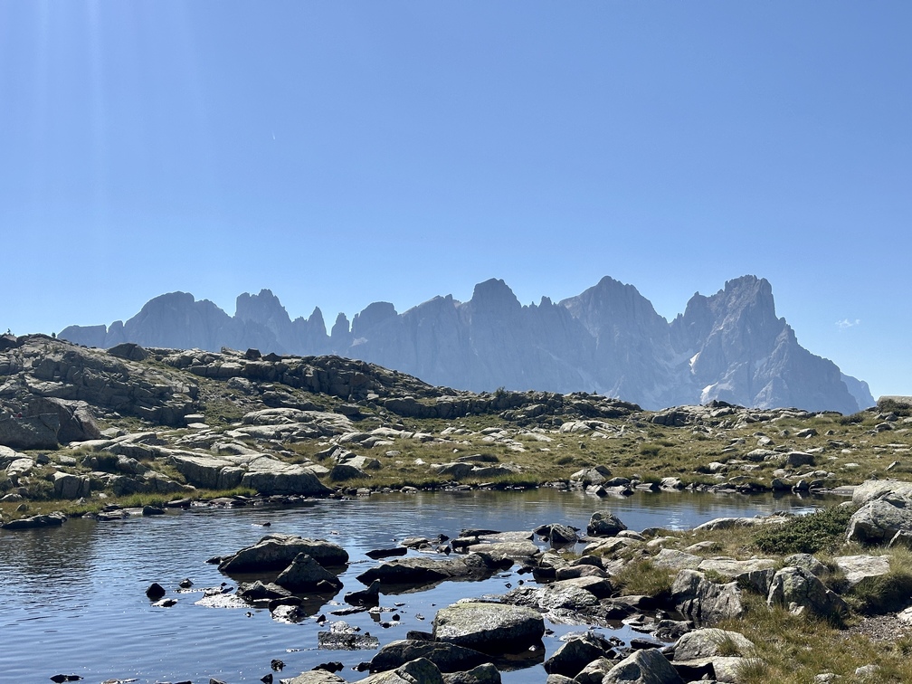 Anello al Lago Juribrutto - sentiero n. 631 in discesa, specchi d'acqua e veduta sulle Pale di San Martino.
