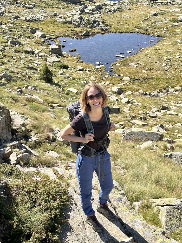 Anello al Lago Juribrutto - Federica ad uno dei primi specchi d'acqua.