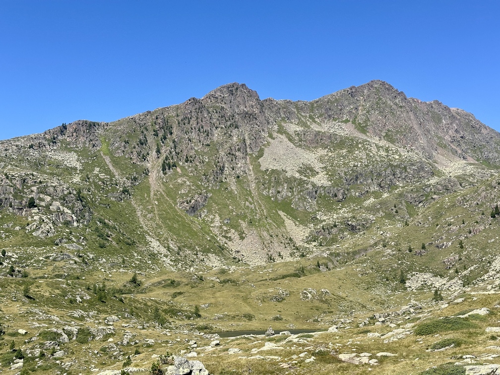 Anello al Lago Juribrutto - sentiero n. 629 in discesa con vista sul lago.