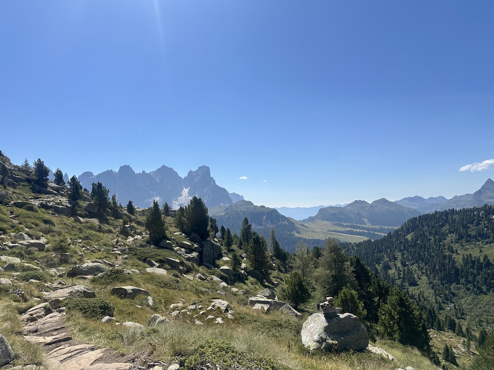 Anello al Lago Juribrutto - sentiero n. 629 in discesa con vista su Pale di San Martino e Lagorai.