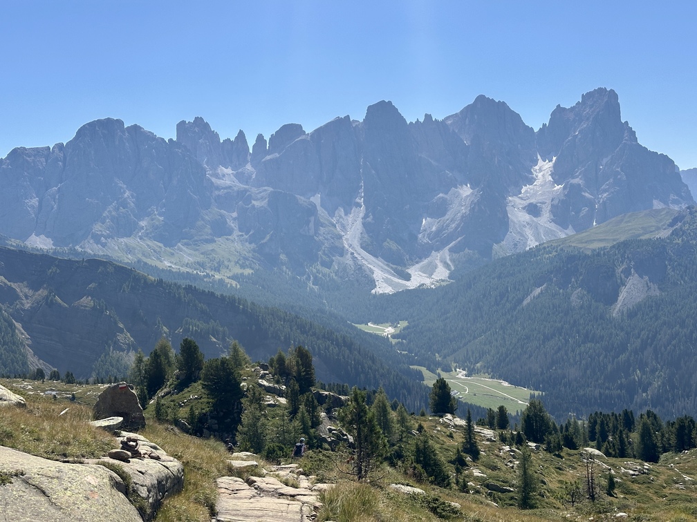 Anello al Lago Juribrutto - sentiero n. 629 in discesa con vista su Pale di San Martino e Val Venegia.