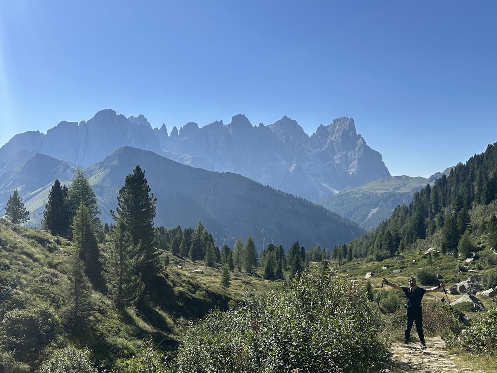 Anello al Lago Juribrutto - sentiero n. 631 in salita con veduta sulle Pale di San Martino.