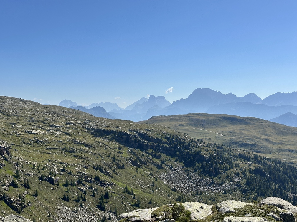 Anello al Lago Juribrutto - sentiero n. 631, veduta sulle cime fino al Civetta e sugli impianti di Col Margherita.