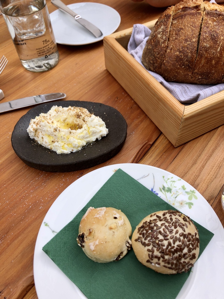 Ristorante Orso Grigio a Cavalese - pane, burro e pagnotte senza glutine.