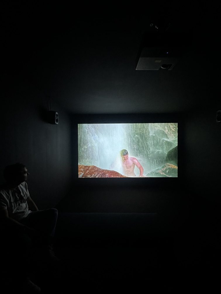 Laure Prouvost (1978, Lille, Francia), "Farfromwords: car mirrors eat raspberries when swimming through the sun, to swallow sweet smells", 2011-2013 (IV edizione).