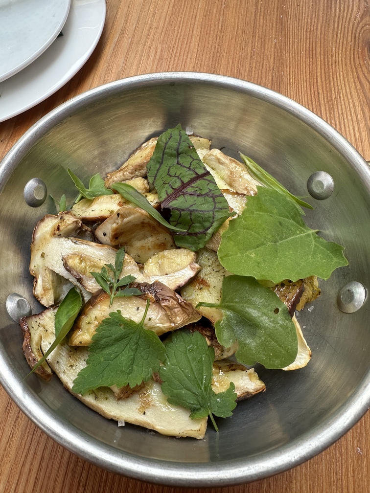 Ristorante Orso Grigio a Cavalese - porcini freschi alla brace con erbe montane.