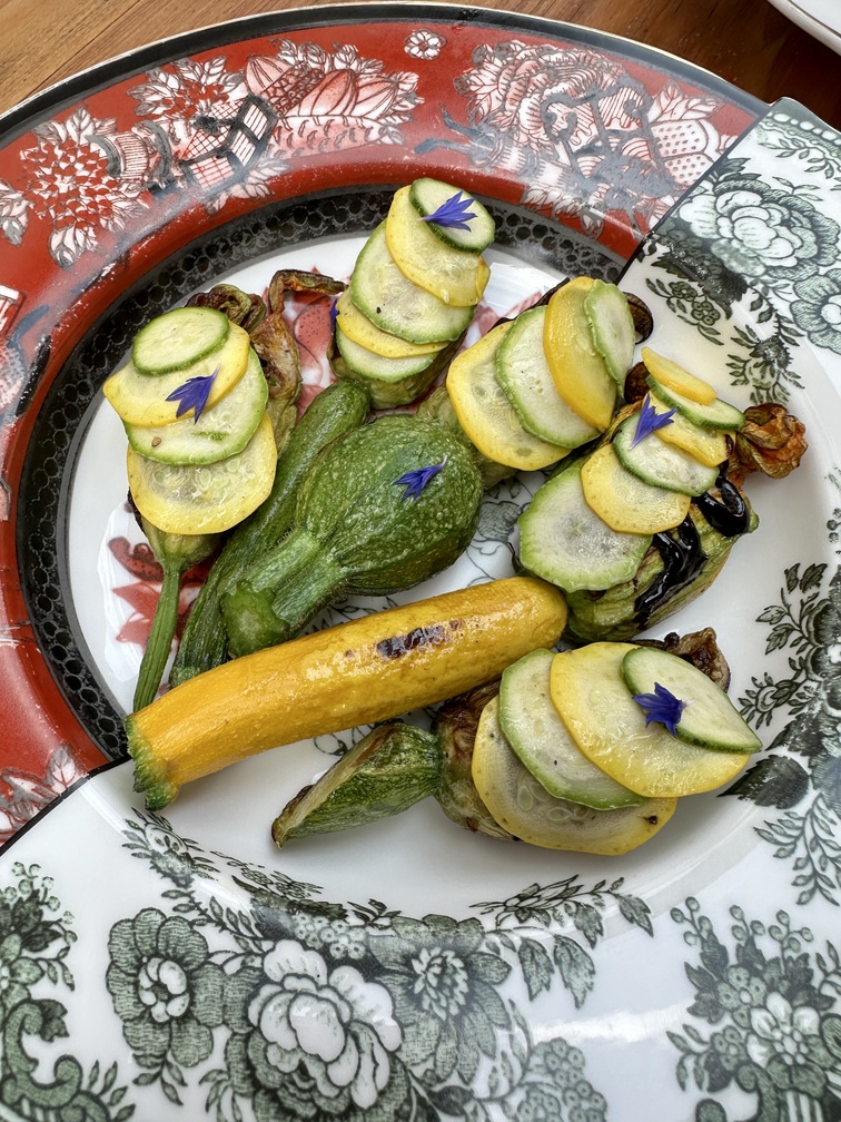 Ristorante Orso Grigio a Cavalese - fiori di zucchina farciti con ricotta di grigio alpina e funghi con salsa alle carote.
