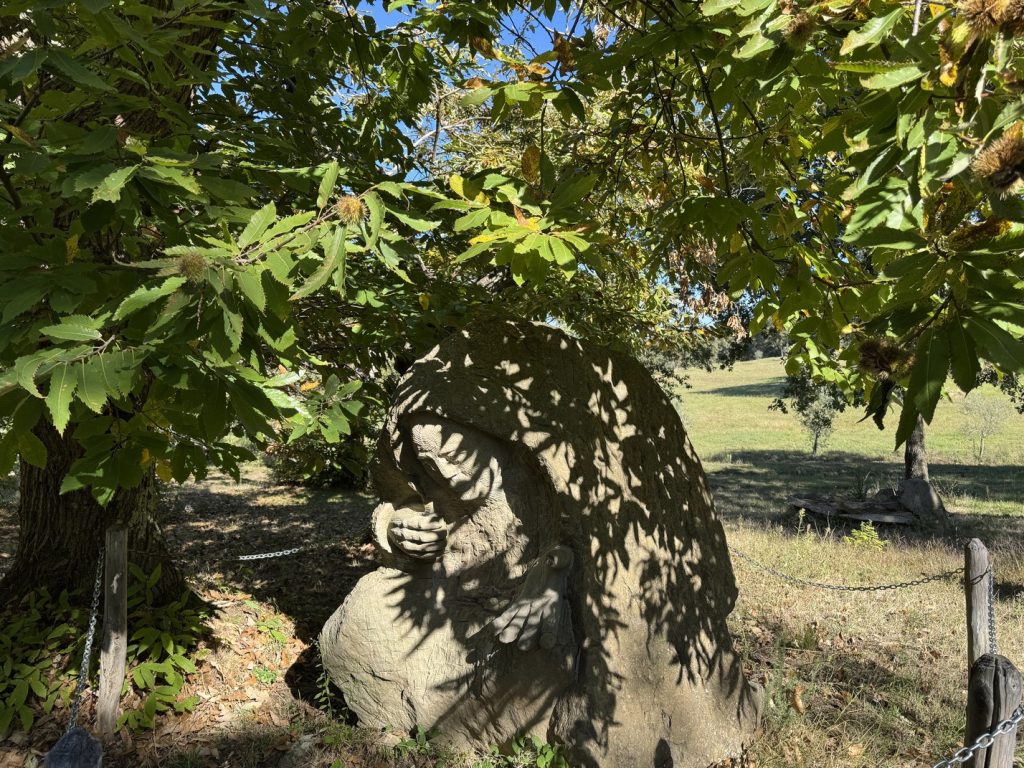 Escursione al Parco di Fonte Santa - opera scultorea di Antonio Crivelli.