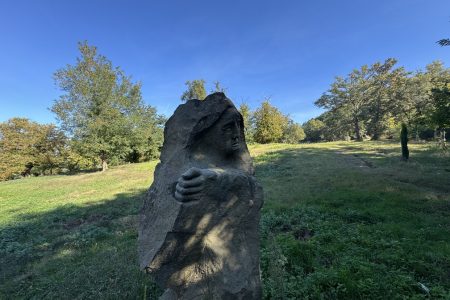 Escursione al Parco di Fonte Santa - opera scultorea di Antonio Crivelli.