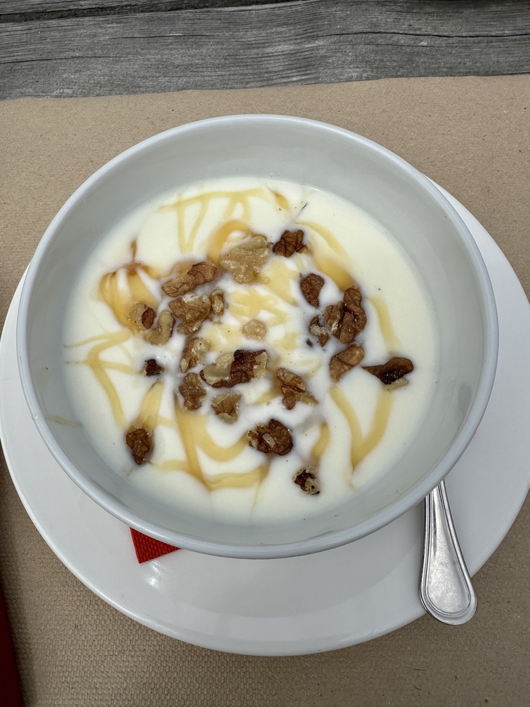 Valfloriana - Malga Sass: yogurt con miele e noci.