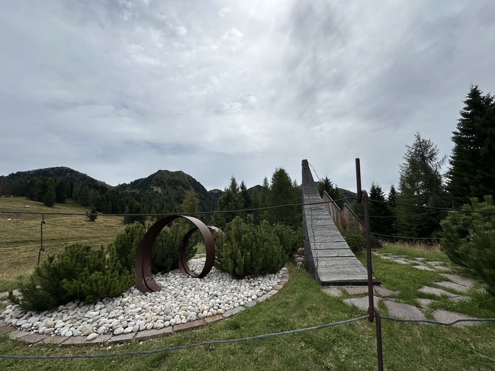 Valfloriana - monumento alla Grande Guerra nei Prati fioriti (Pradi de la Fior).