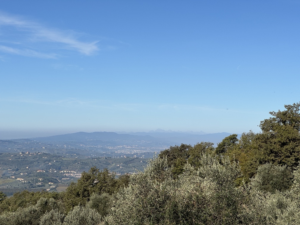 Escursione al Parco di Fonte Santa - panorama verso Monte Serra e le Apuane.