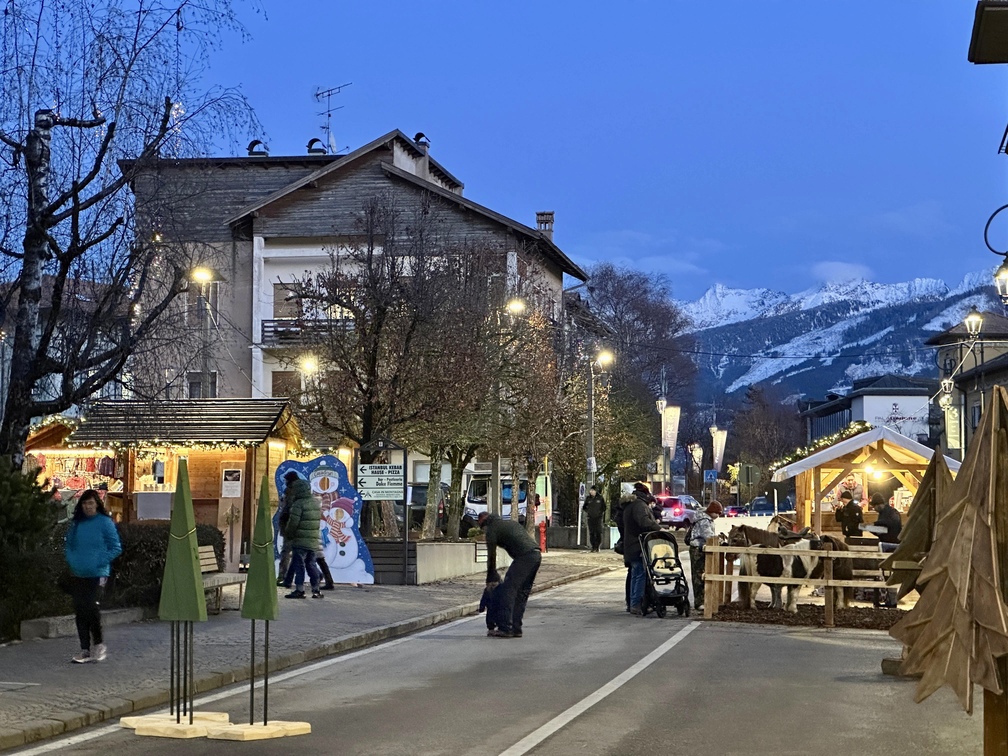 Mercatino di Natale 2025 di Cavalese - via Bronzetti e piazza Italia.
