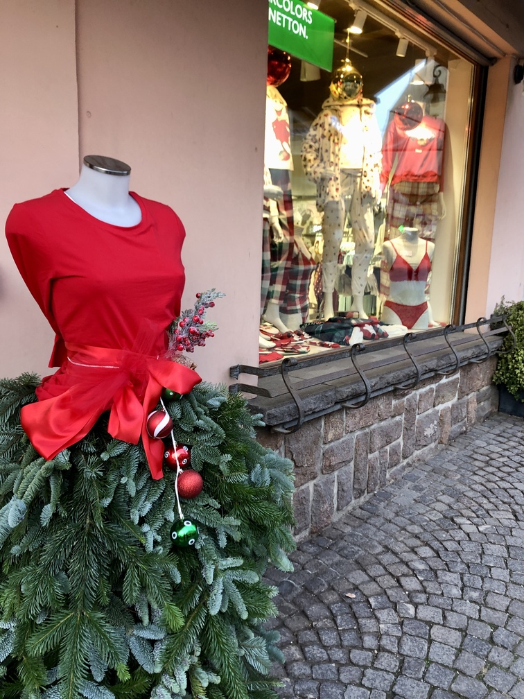 Mercatino di Natale 2025 di Cavalese - decorazioni su via Bronzetti.