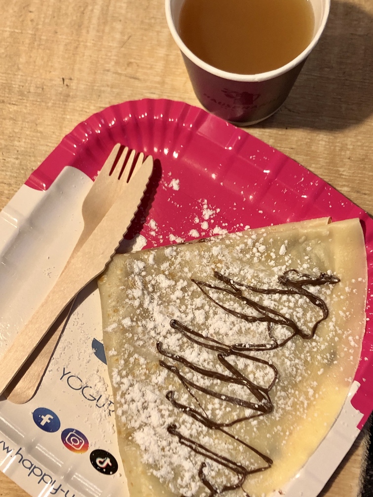 Mercatino di Natale 2025 di Cavalese - crêpe senza glutine di Happy Yo e succo di mela caldo del Canton.
