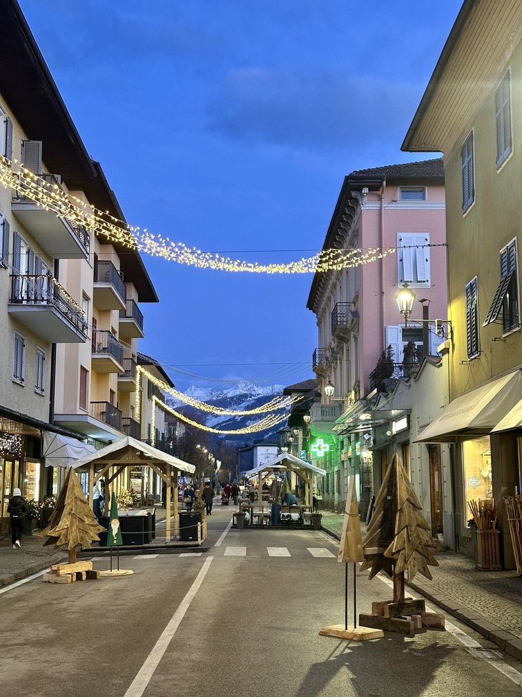 Mercatino di Natale 2025 di Cavalese - via Bronzetti.
