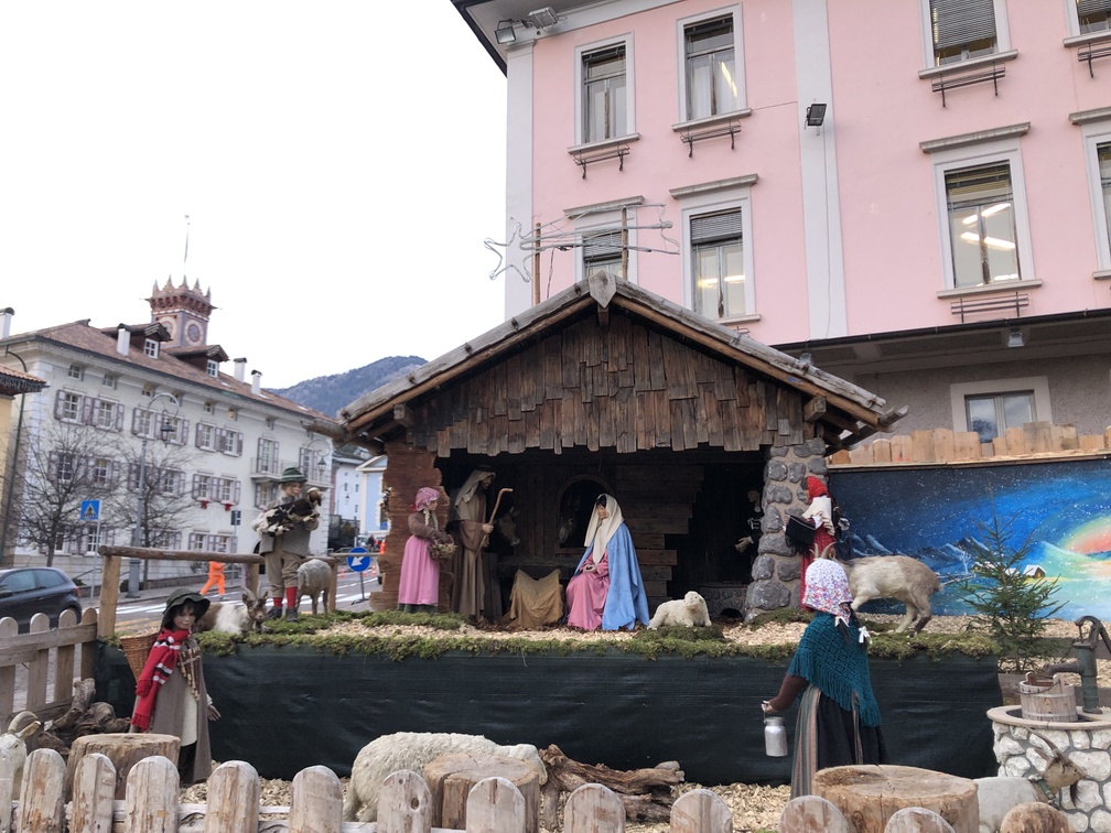 Mercatino di Natale 2025 di Cavalese - presepio in piazza Giuseppe Verdi.
