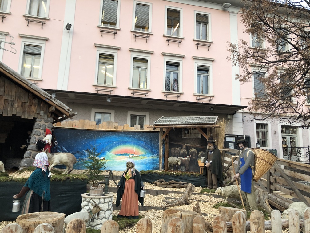 Mercatino di Natale 2025 di Cavalese - presepio in piazza Giuseppe Verdi.