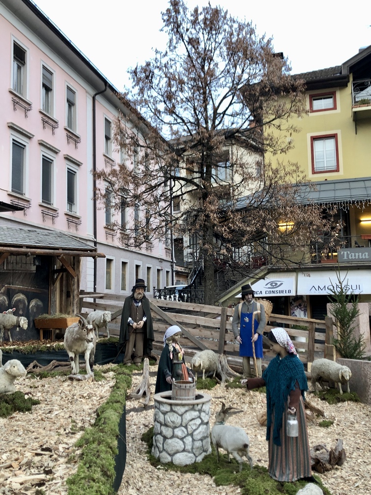 Mercatino di Natale 2025 di Cavalese - presepio in piazza Giuseppe Verdi.