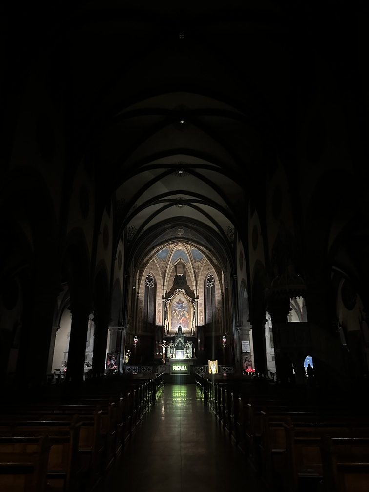 Mercatino di Natale 2025 di Predazzo - interno della Chiesa dei Santi Filippo e Giacomo.