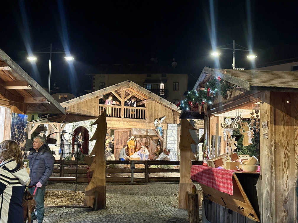 Mercatino di Natale 2025 a Tesero - casine di legno e Grande Presepio.
