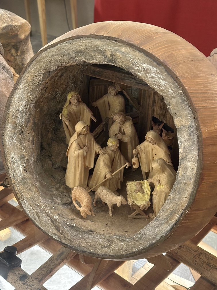 "Tesero e i suoi presepi" 2025 - esposizione "Tesero e i suoi artisti": Leo Deflorian, 2014; copia del presepe regalato al Santo Padre Francesco.