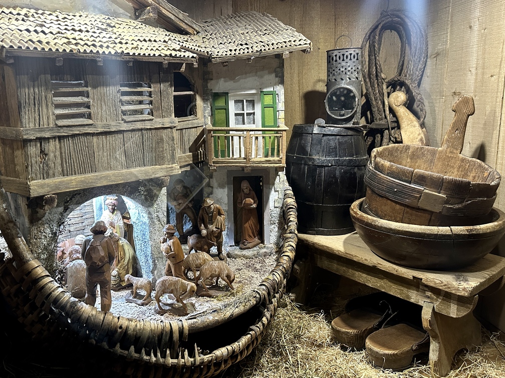 "Tesero e i suoi presepi" 2025 - statue in legno di Felix Delorian; provenienza: Tesero; proprietà: famiglia Rapini; allestimento: Leo Deflorian.