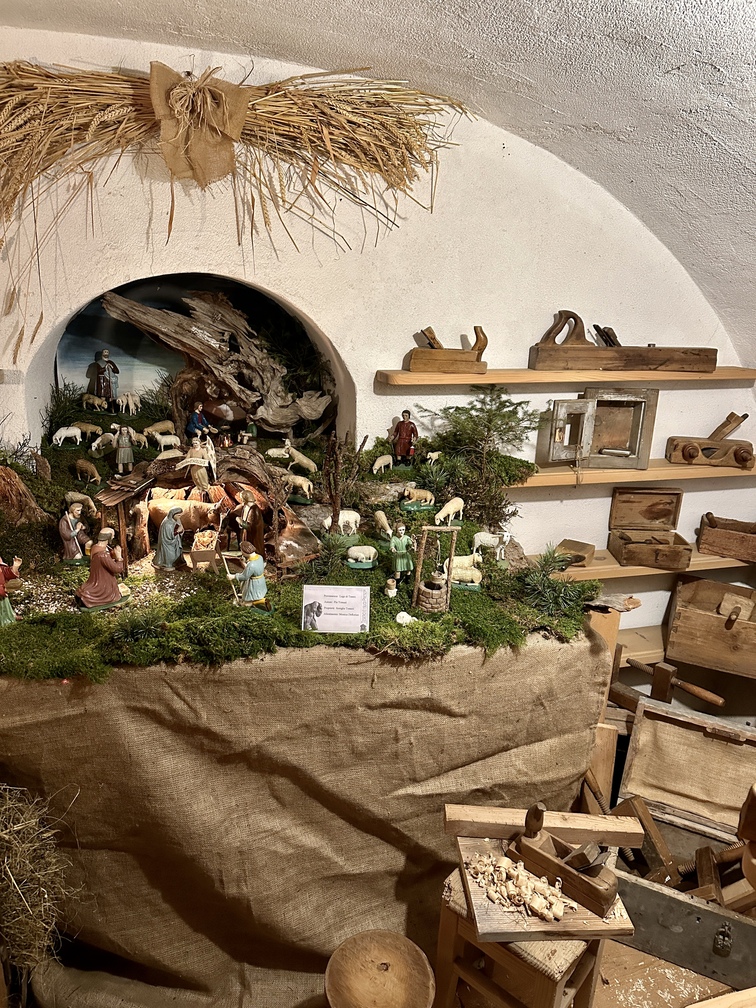 "Tesero e i suoi presepi" 2025 - "Presepio tradizionale scolpito nel legno di cirmolo durante le sere d'inverno e dipinto a mano. Prime statuine anno 1921. Realizzazione: Pio Tomasi. Allestimento: Monica Deflorian."