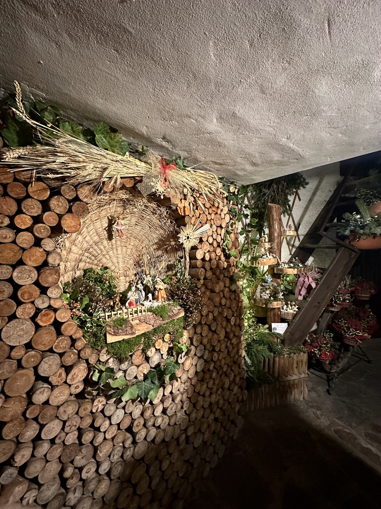 "Tesero e i suoi presepi" 2025 - statuine commerciali; allestimento e proprietà di Pierina Tomasi.
