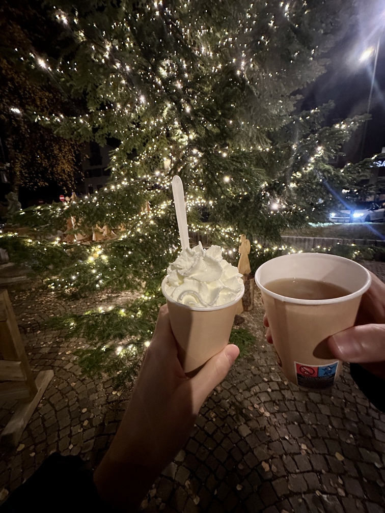 Mercatino di Natale 2025 a Tesero - cioccolata con panna e brulè di mele.
