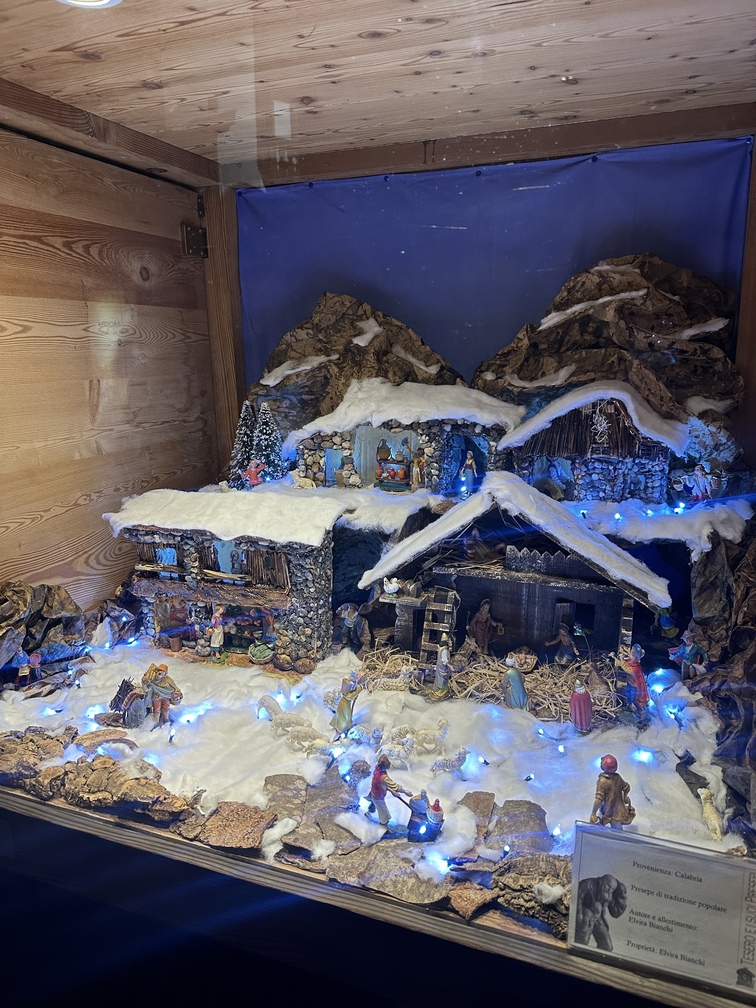 "Tesero e i suoi presepi" 2025 - presepe di tradizione popolare proveniente dalla Calabria; autore e allestimento: Elvira Bianchi; proprietà: Elvira Bianchi.
