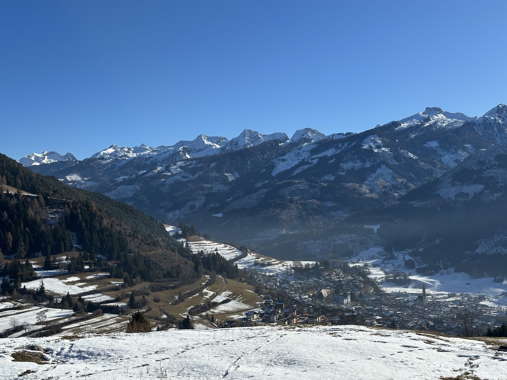 Località Zanon - veduta su Tesero e sulle cime del Lagorai.