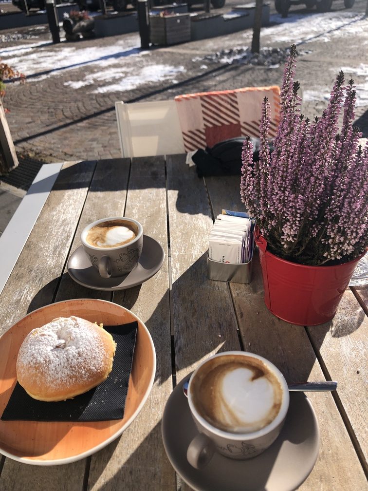 Stava - colazione al Bar Stradivari con due cappuccini e un krapfen alla marmellata.