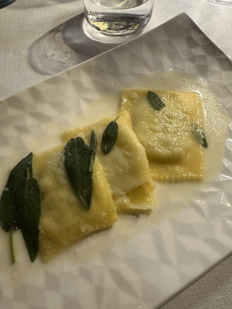 Ristorante Antica Dogana - Resort Le Due Ruote ad Alberese - tortelloni maremmani senza glutine con ricotta della fattoria La Parrina e spinaci.