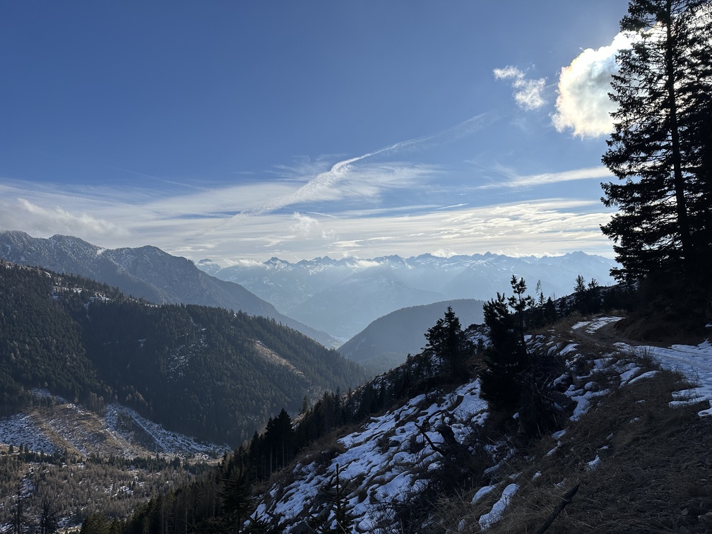 Sentiero da Malga Varena a Malga Le Val - panorama sulla catena del Lagorai, con più vicini i monti Cornacci e Cucal.