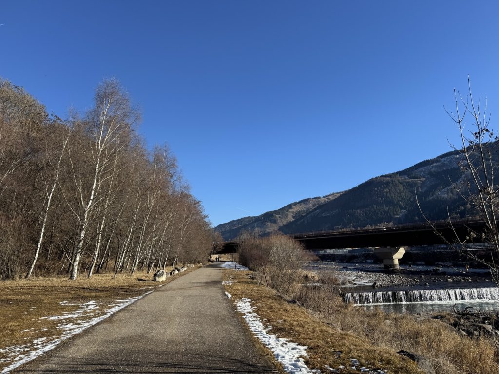 Sentiero e ciclabile lungo il torrente Avisio - ponte della Strada Provinciale 232 di Fiemme.