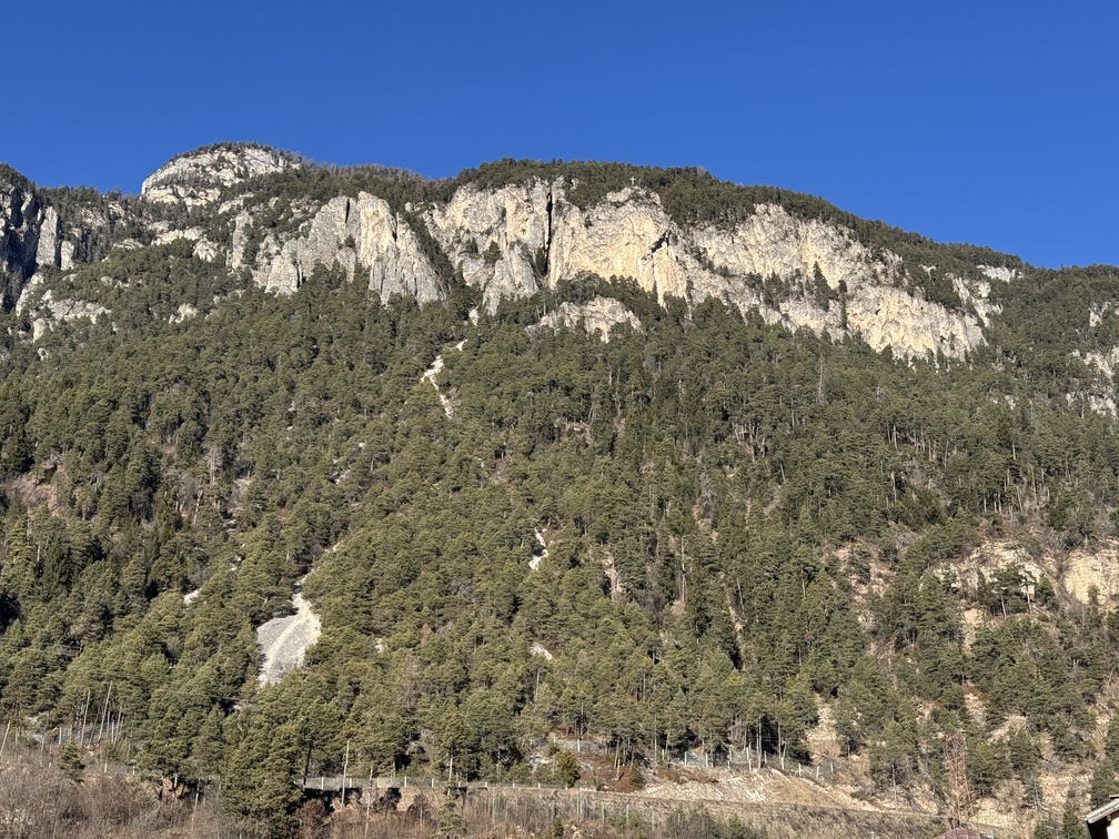 Sentiero e ciclabile lungo il torrente Avisio - veduta del Monte Cornon.