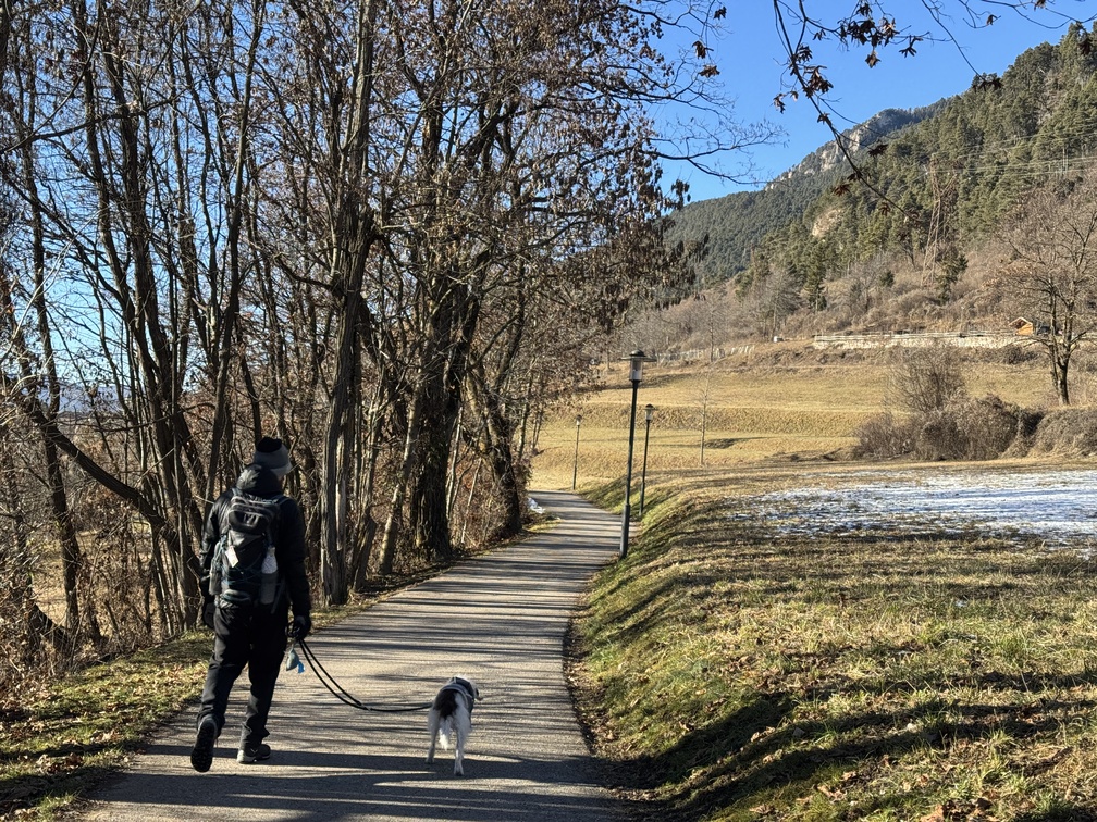 Da Ziano a Panchià - Lorenzo e Frida sul percorso ciclo-pedonale.