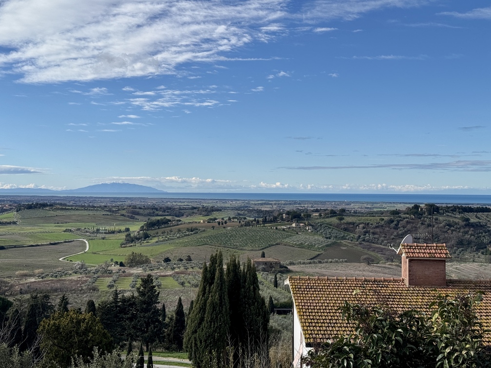 Casale Marittimo - panorama sulla costa tirrenica e promontorio di Piombino.
