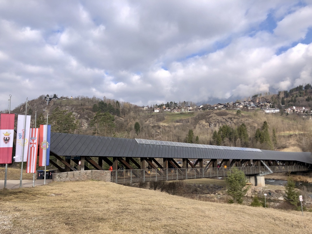 Ponte coperto sul torrente Avisio in corrispondenza degli impianti di risalita dell'Alpe Cermis.