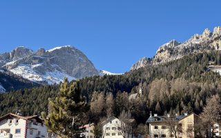 Vigo di Fassa - veduta verso il Catinaccio e la Chiesa di Sént Uliana.