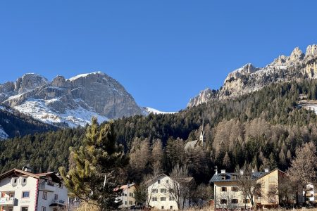 Vigo di Fassa - veduta verso il Catinaccio e la Chiesa di Sént Uliana.