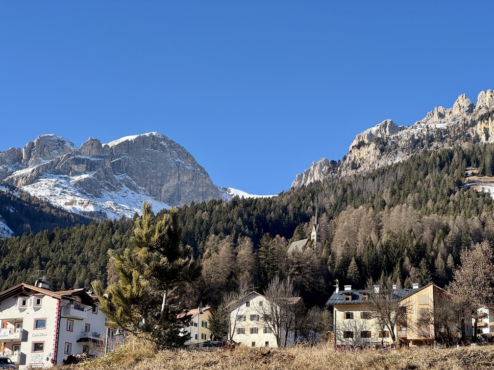 Vigo di Fassa - veduta verso il Catinaccio e la Chiesa di Sént Uliana.