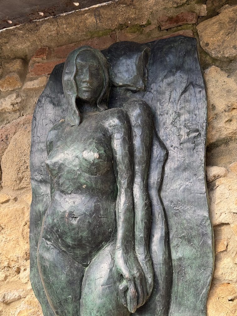 Casale Marittimo - opera "Amor che tutto vince" di Lilly Capriotti (2024).