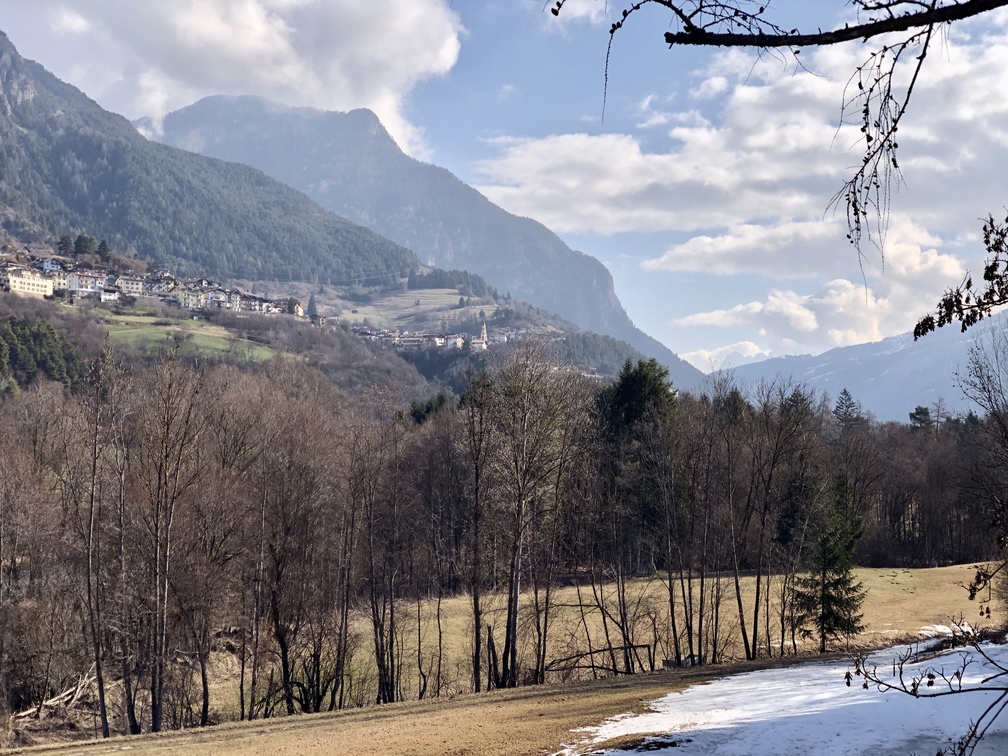 Pista ciclopedonale - veduta su Tesero.