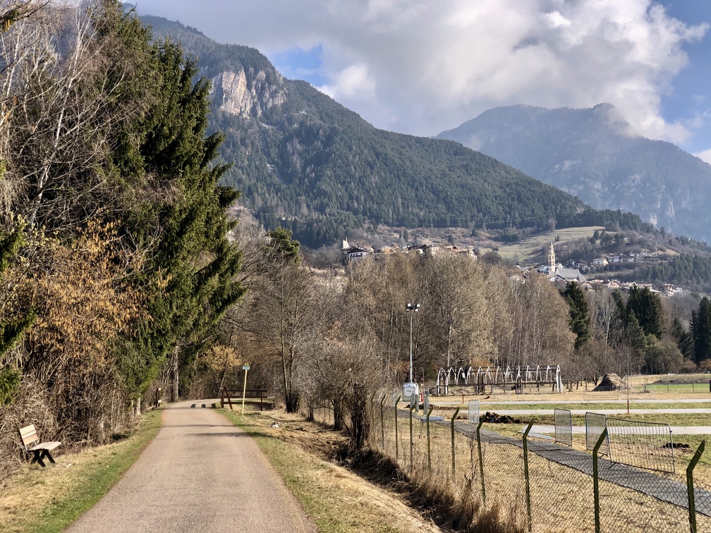 Pista ciclopedonale - veduta su Tesero.