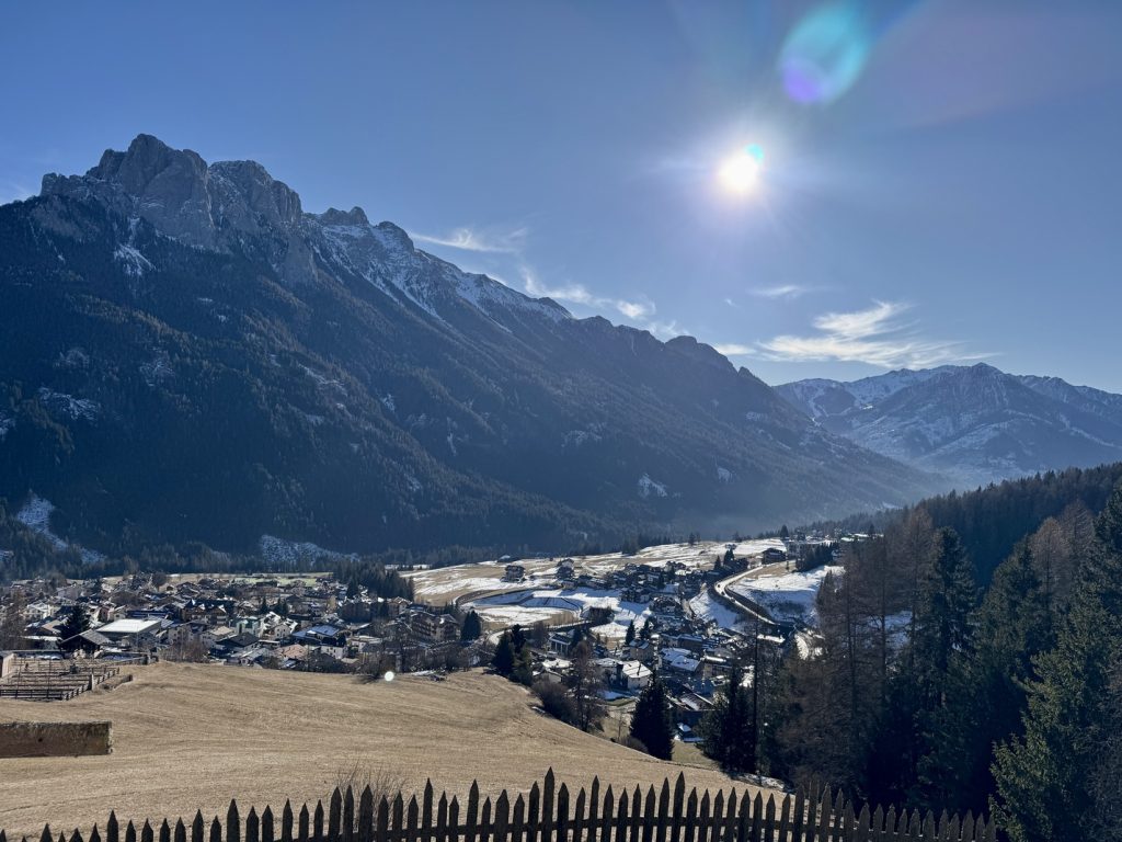 Chiesa di Sènt Uliana - veduta sul Gruppo dei Monzoni.