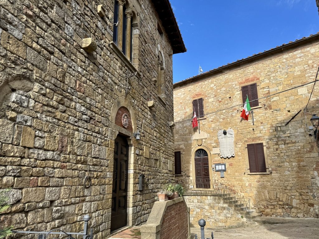 Casale Marittimo - Palazzo della Canonica e Municipio.