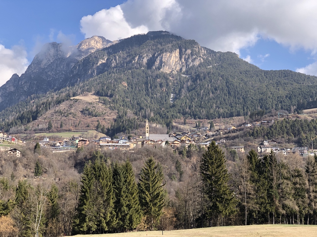Pista ciclopedonale - veduta su Tesero, dietro il Monte Cornon o Cornacci.