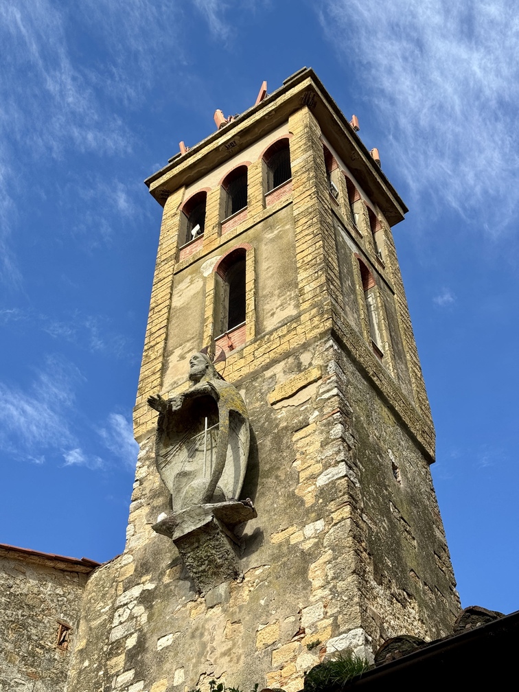 Casale Marittimo - Chiesa di Sant'Andrea, campanile con l'opera "Dio, luce e salvezza del mondo".